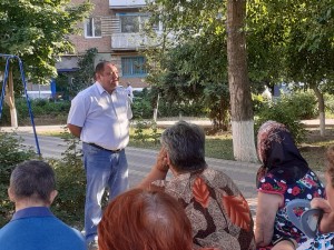 Депутат округа № 4 Думы Волгодонска Георгий Ковалевский провел встречу с жителями двора «Комфортная среда»