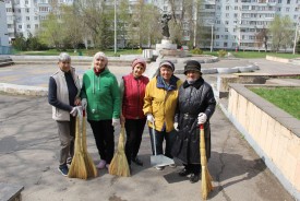 Субботники в округах: как депутаты вместе с жителями благоустраивают общественные пространства