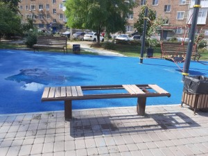 В Волгодонске депутат Георгий Ковалевский восстанавливает скамейки, поломанные вандалами