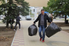 Единороссы отметили юбилей сквера «Дружба» масштабным субботником