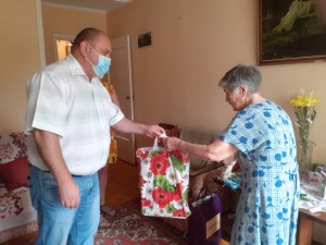 В Волгодонске депутат Георгий Ковалевский поздравил с 90-летним юбилеем жительницу округа