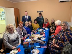 Для милых дам: депутат округа #17 поздравил жительниц округа