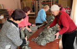 Рукодельницы 8 округа приняли участие в изготовлении маскировочных сетей