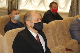 На внеочередной Думе депутаты приняли изменения в бюджете и поздравили коллегу с новым назначением