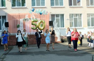 В Волгодонске депутат округа № 4 Георгий Ковалевский поздравил школу № 9 с новым учебным годом и юбилеем