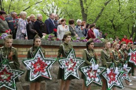«Перед вами всегда мы, живые, в долгу…» - в память о всех погибших на войне в Волгодонске возложили цветы к братским могилам