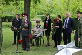 «Перед вами всегда мы, живые, в долгу…» - в память о всех погибших на войне в Волгодонске возложили цветы к братским могилам