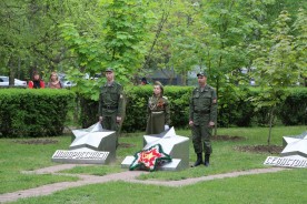 «Перед вами всегда мы, живые, в долгу…» - в память о всех погибших на войне в Волгодонске возложили цветы к братским могилам