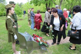 «Перед вами всегда мы, живые, в долгу…» - в память о всех погибших на войне в Волгодонске возложили цветы к братским могилам
