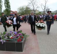 «Перед вами всегда мы, живые, в долгу…» - в память о всех погибших на войне в Волгодонске возложили цветы к братским могилам