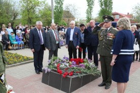 «Перед вами всегда мы, живые, в долгу…» - в память о всех погибших на войне в Волгодонске возложили цветы к братским могилам