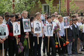 «Перед вами всегда мы, живые, в долгу…» - в память о всех погибших на войне в Волгодонске возложили цветы к братским могилам