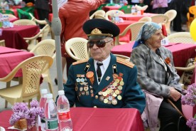 В городском парке открылась Улица боевой славы, играл духовой оркестр и работала полевая кухня