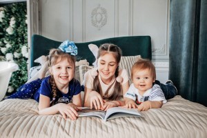 Депутат округа № 4 Георгий Ковалевский наградил юных победителей фотоконкурса «Я+Книга»