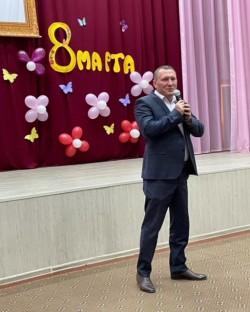Сергей Асташкин поздравил с весенним праздником педагогов 8 округа