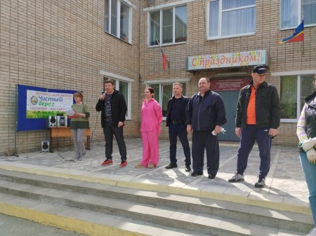 Чистый берег: депутаты и их помощники приняли участие в экологической акции
