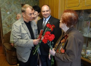 ЦВЕТЫ И ПОДАРКИ ВЕТЕРАНАМ