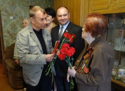 ЦВЕТЫ И ПОДАРКИ ВЕТЕРАНАМ
