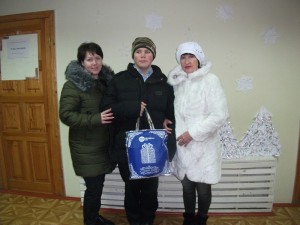 В 24 округе поздравили с Новым Годом и вручили подарки