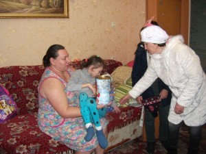 В 24 округе поздравили с Новым Годом и вручили подарки