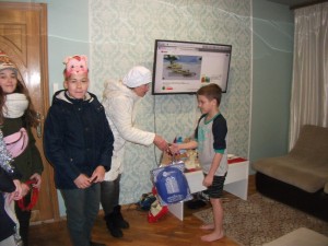 В 24 округе поздравили с Новым Годом и вручили подарки