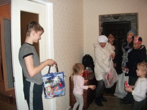 В 24 округе поздравили с Новым Годом и вручили подарки