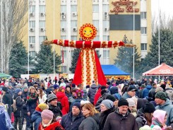 В избирательных округах широко отметили Масленицу