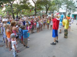 ДОЛЖНЫ ВСЕГДА СМЕЯТЬСЯ ДЕТИ