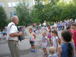 К сожаленью, день рожденья только раз в году…