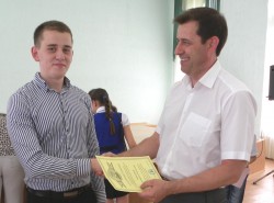 ПОСЛЕДНИЙ ЗВОНОК Депутат Алексей Брежнев наградил лучших учеников школы № 8