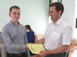 ПОСЛЕДНИЙ ЗВОНОК Депутат Алексей Брежнев наградил лучших учеников школы № 8