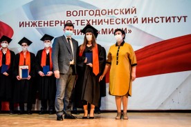 Сергей Ладанов вручил дипломы выпускниками МИФИ