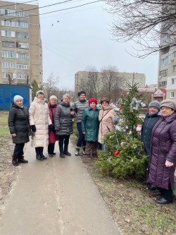 В восьмом округе украсили целую аллею с удмуртскими елями в преддверии Нового года