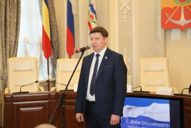 Председатель Волгодонской городской Думы – глава города Волгодонска Сергей Ладанов поздравил коллег с Днем российского парламентаризма
