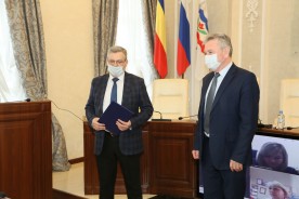 Игорь Батулков поздравил председателя Волгодонского клуба моряков-подводников Юрия Лебедева с юбилеем