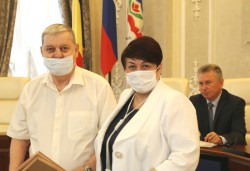 Людмила Ткаченко поздравила председателя общественной организации «Ликвидатор» Александра Фомина с юбилеем