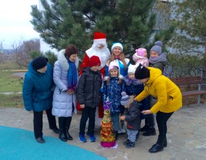 Дед Мороз и Снегурочка идут по 12 округу