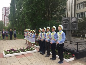 Возложение цветов к памятнику "Слава героям"  в округе №14