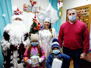 Новогоднее поздравление детей из малообеспеченных семей в 22 округе.