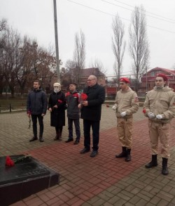 Депутат Алексей Владимирович Бородин с молодежью возложил цветы к памятнику погибшим воинам в годы Великой Отечественной войны