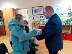 Волгодонские депутаты в канун Нового года поздравили детей из семей мобилизованных граждан и прибывших из Донбасса