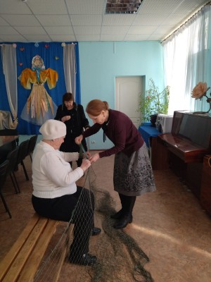 Жители 16 округа присоединились к акции по изготовлению маскировочных сетей для СВО