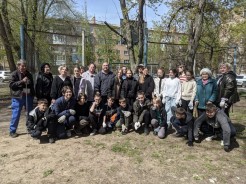 Депутаты вместе с жителями провели субботники в избирательных округах