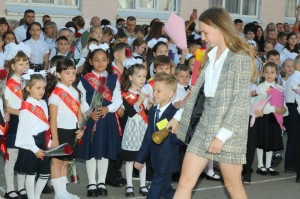Здравствуй, школа: депутат Георгий Ковалеский вручил значки первоклассников
