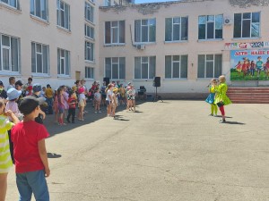 В школе округа № 4 открылся летний приходящий лагерь