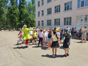 В школе округа № 4 открылся летний приходящий лагерь