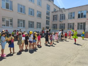 В школе округа № 4 открылся летний приходящий лагерь