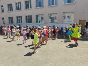 В школе округа № 4 открылся летний приходящий лагерь