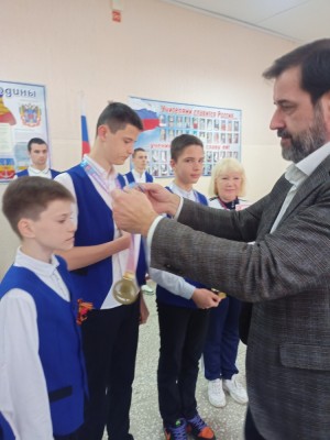 Школьная линейка с участием депутата Алексея Брежнева