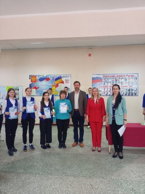 Школьная линейка с участием депутата Алексея Брежнева